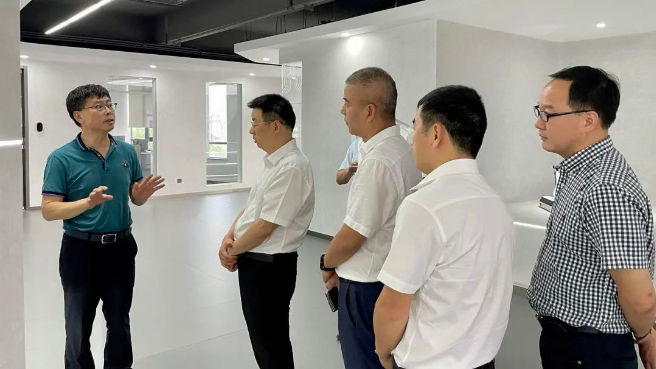 唐小辉书记一行参观优纳特产品中心